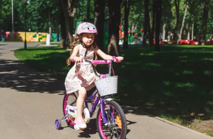 Ребёнок и велошлем.