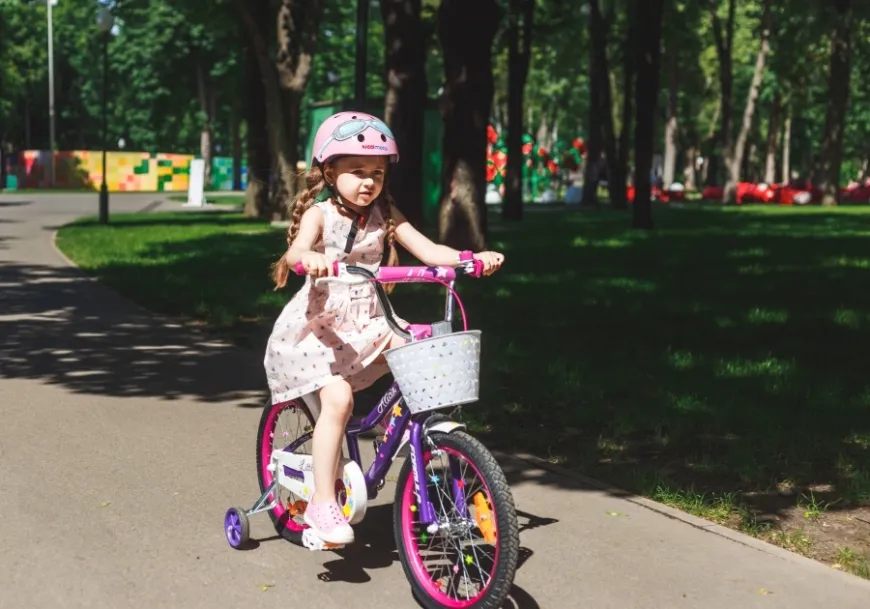 Ребёнок и велошлем.